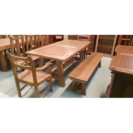 Mesa castaño macizo