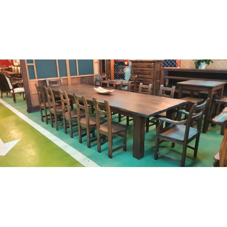 Mesa, sillas y dos tronos comedor en castaño viejo