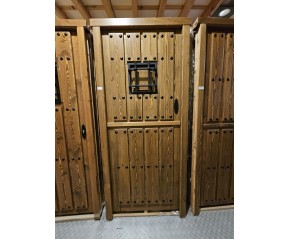 Puerta exterior teñida